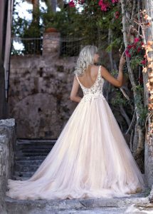 Brautkleid mit tiefem Rücken