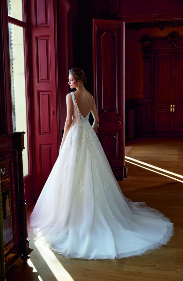 Spitzenkleid mit tiefem Ausschnitt