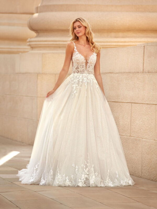 Prinzessinnenbrautkleid mit langer Schleppe